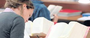 Allein mit dem Buch. Professoren treffen die Studenten nur selten bei einem Fernstudium. Stattdessen muss man sich vieles selbst erarbeiten. Wer es geschafft hat, ist besonders beliebt bei Firmen, denn Absolventen gelten als diszipliniert und motiviert. Foto: dpa