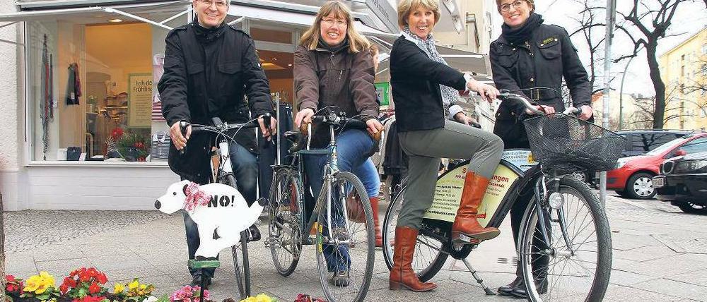 Sie sind Fahrrad-Fans. Schlüsseldienst-Chef Michael Fagel, Buchhändlerin Manuela Molnos, Modehändlerin Anna Schneider und die Augenoptikerin Anett Hoffmann-Theinert (von links) sind die treibenden Kräfte der Gewerbegemeinschaft Halensee, die einen Radverleih und weitere Aktionen plant. Noch führt der westliche Ku’damm eher ein Schattendasein.