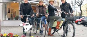 Sie sind Fahrrad-Fans. Schlüsseldienst-Chef Michael Fagel, Buchhändlerin Manuela Molnos, Modehändlerin Anna Schneider und die Augenoptikerin Anett Hoffmann-Theinert (von links) sind die treibenden Kräfte der Gewerbegemeinschaft Halensee, die einen Radverleih und weitere Aktionen plant. Noch führt der westliche Ku’damm eher ein Schattendasein.