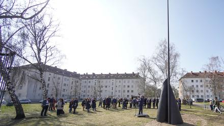 Das obere Ende der Fahnenstange markiert am Nachtigalplatz einen Ort mit schwerer Vergangenheit: Der mit NS-Architektur gesäumte Platz ist nach einem Kolonialisten benannt.