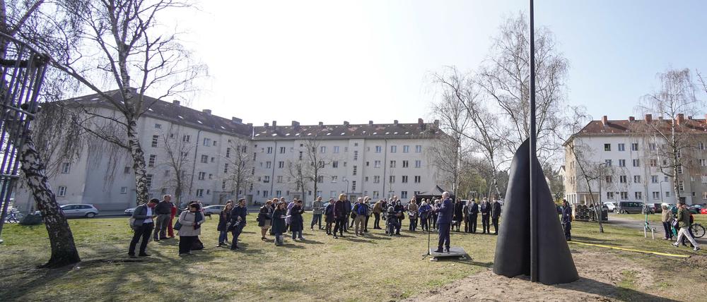 Das obere Ende der Fahnenstange markiert am Nachtigalplatz einen Ort mit schwerer Vergangenheit: Der mit NS-Architektur gesäumte Platz ist nach einem Kolonialisten benannt.