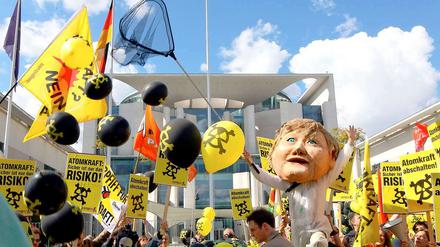 Die Kanzlerin zieht mit. Das Banner der Bewegung in der Hand der Merkel-Darstellerin. Im September 2010 war es noch reiner Spott gegen die Laufzeitverlängerung.