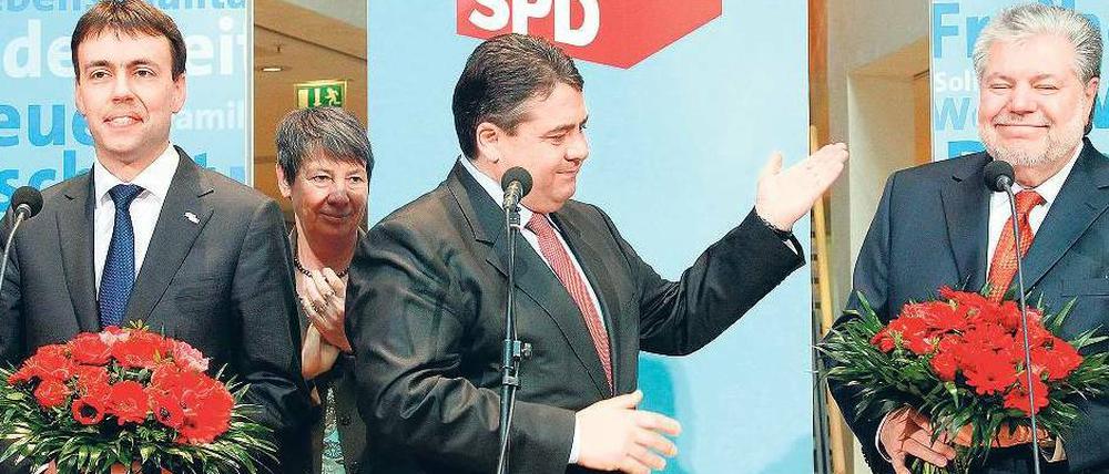 Alles Sieger, alles Verlierer: Die SPD-Führung um Parteichef Gabriel (Mitte) begrüßt die Spitzenkandidaten Nils Schmidt und Kurt Beck in Berlin.