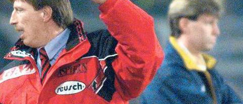 Wende in Frankfurt. Christoph Daum (links) folgt Michael Skibbe. Vor zwölf Jahren duellierten sie sich noch als Trainer von Bayer Leverkusen und Borussia Dortmund. Foto: dpa