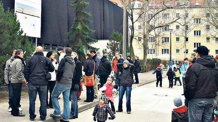 Schwarze Tücher des Protests: Seit neun Monaten haben die Kinder in der Kita „Heidemühler Rasselbande“ kein warmes Wasser.