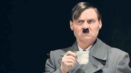 Diesmal Diktator. Am Freitag hat das Stück „Gasherd und Klistiere“ mit Wolfgang Bahro als Hitler am Jüdischen Theater Bimah in der Neuköllner Jonasstraße Premiere.