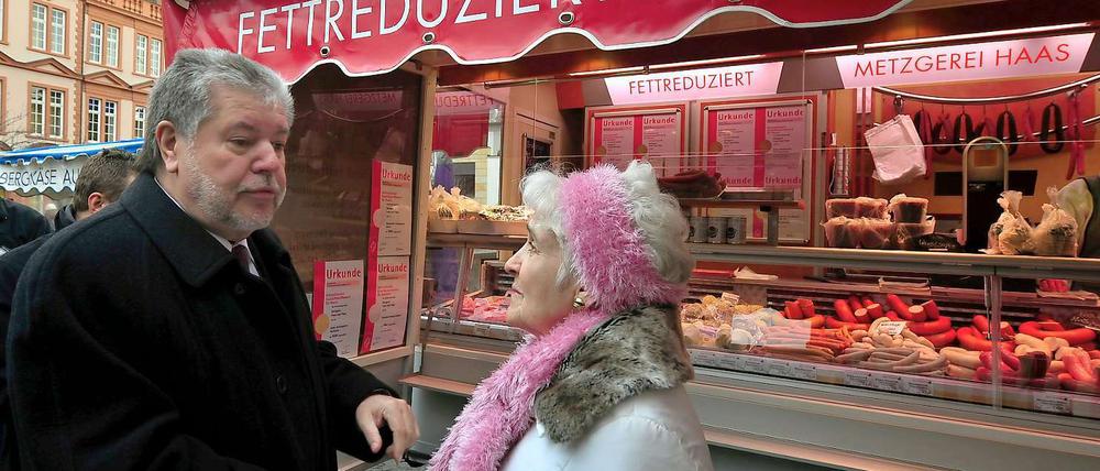 Der rheinland-pfaelzische Ministerpraesident Kurt Beck (SPD, l.) während seiner Wahlkampftour in Rheinland-Pfalz auf einem Markt in Mainz.