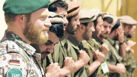 Deutsche und afghanische Soldaten gehen schon seit einiger Zeit verstärkt gemeinsam in Einsätze, damit die Afghanen von der internationalen Schutztruppe lernen. Ende 2014 sollen sie allein für die Sicherheit in ihrem Land verantwortlich sein. 