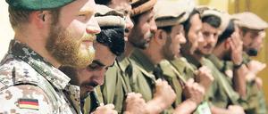 Deutsche und afghanische Soldaten gehen schon seit einiger Zeit verstärkt gemeinsam in Einsätze, damit die Afghanen von der internationalen Schutztruppe lernen. Ende 2014 sollen sie allein für die Sicherheit in ihrem Land verantwortlich sein. 