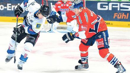 Ab an den Puck. Frank Hördler (rechts) und seine Kollegen von den Eisbären wollen endlich mal den ERC Ingolstadt besiegen.