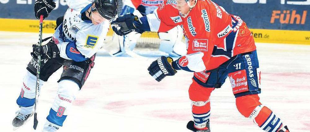 Ab an den Puck. Frank Hördler (rechts) und seine Kollegen von den Eisbären wollen endlich mal den ERC Ingolstadt besiegen.