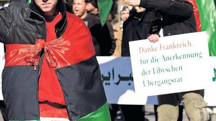 Flagge zeigen. Libyer demonstrieren in der City-West. Foto: M. Gottschalk/dapd