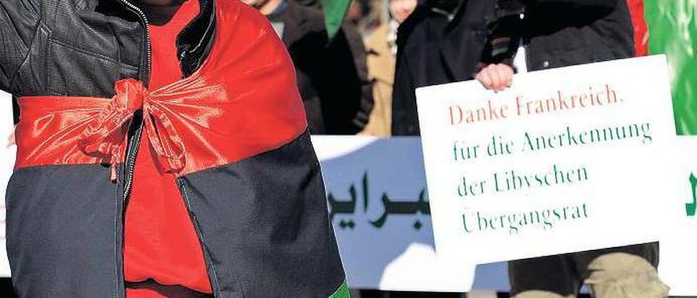 Flagge zeigen. Libyer demonstrieren in der City-West. Foto: M. Gottschalk/dapd
