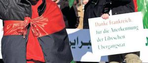 Flagge zeigen. Libyer demonstrieren in der City-West. Foto: M. Gottschalk/dapd