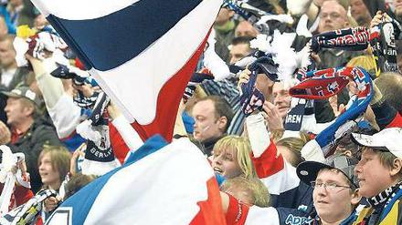 Feuer unterm Dach. Bei den Eisbären-Fans werden große Fahnen geschwenkt und viele Werbespots eingeblendet. 