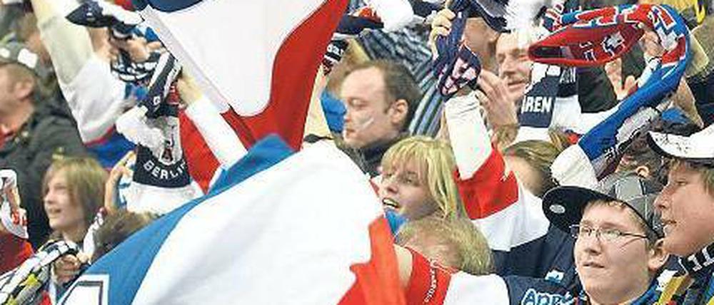 Feuer unterm Dach. Bei den Eisbären-Fans werden große Fahnen geschwenkt und viele Werbespots eingeblendet. 