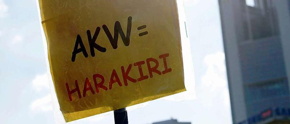 Schild bei einem Schweigemarsch in Frankfurt am Main für die Opfer in Japan.