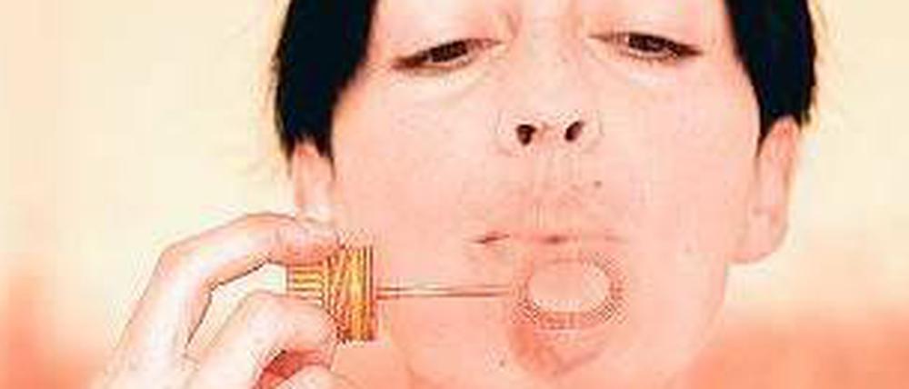 Blutspur. 2009 ließ die Kolumbianerin Maria Jose Arjona bei ihrer Performance „Remember to Remember“ im Berliner Haus der Kulturen der Welt blutige Seifenblasen aufsteigen. Sie färbten ihren Kittel rot und hinterließen einen Farbstreifen auf den Wänden – als habe dort gerade ein Erschießungskommando gewütet.