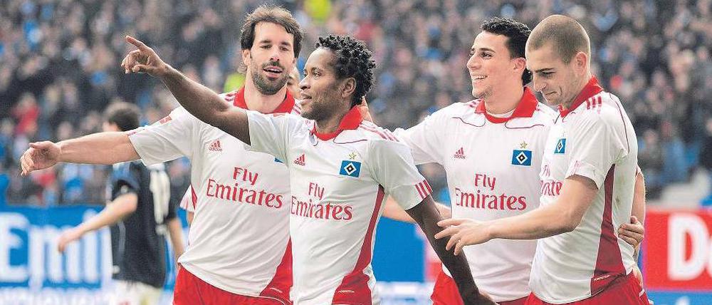 Tor und Sieg zum Rekord. Zé Roberto (2. v. l.) ist mit 330 Einsätzen nun ausländischer Rekordspieler der Bundesliga.