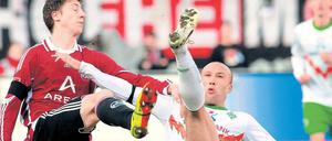 Rücklagen gebildet. Durch den 3:1-Sieg in Nürnberg entfernt sich Werder von den Abstiegsrängen. Hier Bremens Mikael Silvestre (r.) im Duell mit Nürnbergs Jens Hegeler. Foto: dapd