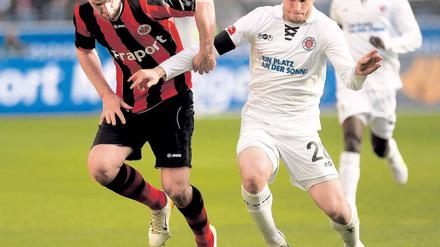 Arm in Arm. Der Frankfurter Martin Fenin (l.) im Duell mit Moritz Volz.