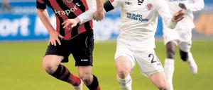 Arm in Arm. Der Frankfurter Martin Fenin (l.) im Duell mit Moritz Volz.