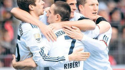 Ein Herz und ein Gequäle. Die Münchner Thomas Müller, Franck Ribéry, Mario Gomez und Bastian Schweinsteiger (von links) feiern den glücklichen und späten Bayern-Sieg in Freiburg.