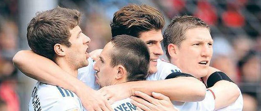 Ein Herz und ein Gequäle. Die Münchner Thomas Müller, Franck Ribéry, Mario Gomez und Bastian Schweinsteiger (von links) feiern den glücklichen und späten Bayern-Sieg in Freiburg.