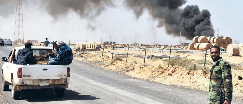 Siegreich nach Sirte? Anti-Gaddafi-Rebellen am Montag auf dem Weg zur Heimatstadt des Machthabers an der Mittelmeerküste. Die Aufstandsbewegung ist inzwischen wieder ins Stocken geraten.