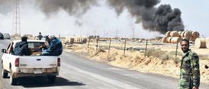 Siegreich nach Sirte? Anti-Gaddafi-Rebellen am Montag auf dem Weg zur Heimatstadt des Machthabers an der Mittelmeerküste. Die Aufstandsbewegung ist inzwischen wieder ins Stocken geraten.