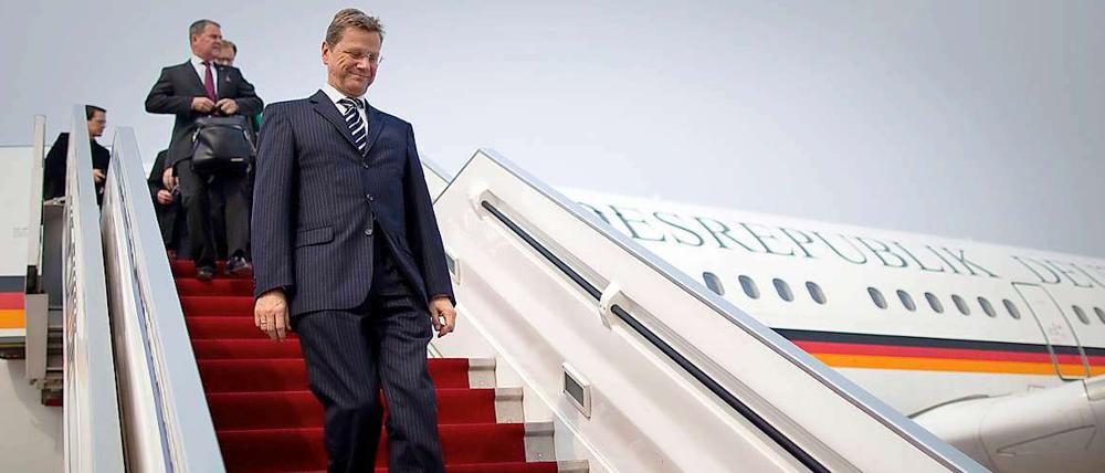 Abstieg: Kaum reist Außenminister Westerwelle nach China, sägen seine Parteikollegen am Stuhl des Vizekanzlers.