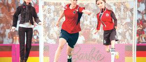 Prinz in Plastik. Die Barbie-Puppe (rechts) ist Nationalstürmerin Birgit Prinz (links) nachempfunden. Das Einzelstück ist handbemalt.