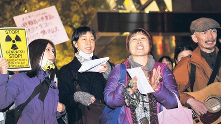Demonstranten vor der Tepco-Zentrale. In Japan ist die Anti-Atombewegung noch keine Massenbewegung. Aber seit der Katastrophe in Fukushima gehen immer öfter Menschen auf die Straße. Hier fordern sie „die Wahrheit“ von der Betreiberfirma. Foto: Yoshikazu Tsuno/AFP