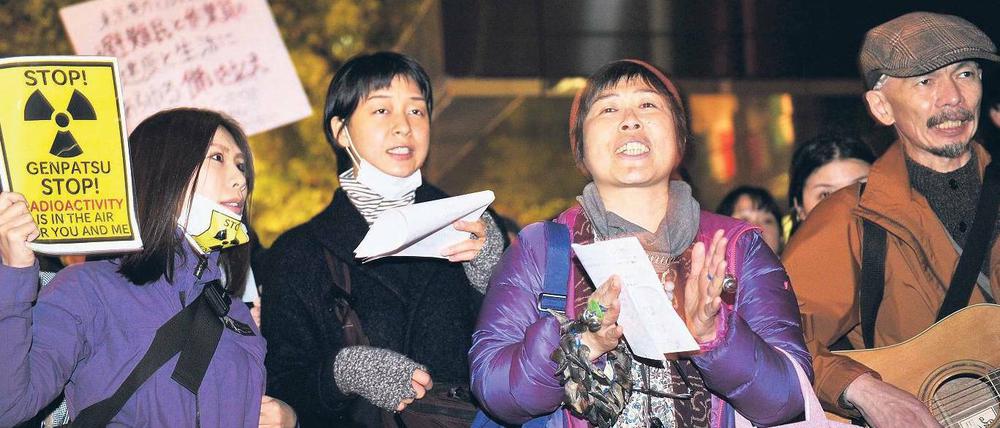 Demonstranten vor der Tepco-Zentrale. In Japan ist die Anti-Atombewegung noch keine Massenbewegung. Aber seit der Katastrophe in Fukushima gehen immer öfter Menschen auf die Straße. Hier fordern sie „die Wahrheit“ von der Betreiberfirma. Foto: Yoshikazu Tsuno/AFP