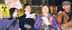 Demonstranten vor der Tepco-Zentrale. In Japan ist die Anti-Atombewegung noch keine Massenbewegung. Aber seit der Katastrophe in Fukushima gehen immer öfter Menschen auf die Straße. Hier fordern sie „die Wahrheit“ von der Betreiberfirma. Foto: Yoshikazu Tsuno/AFP