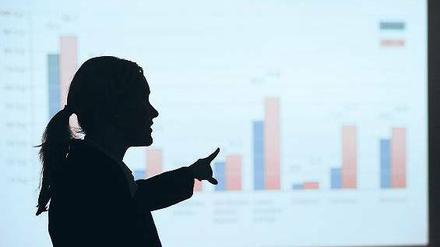 Da lang! Frauen sollen in Zukunft öfter den Ton in großen Unternehmen angeben. In den Vorständen liegt der Frauenanteil momentan bei 3,2 Prozent, in den Aufsichtsräten bei 10,6 Prozent – deutlich weniger als in anderen Industrienationen.