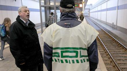 In der Diskussion: Ein streikender Lokführer besänftigt einen Fahrgast.