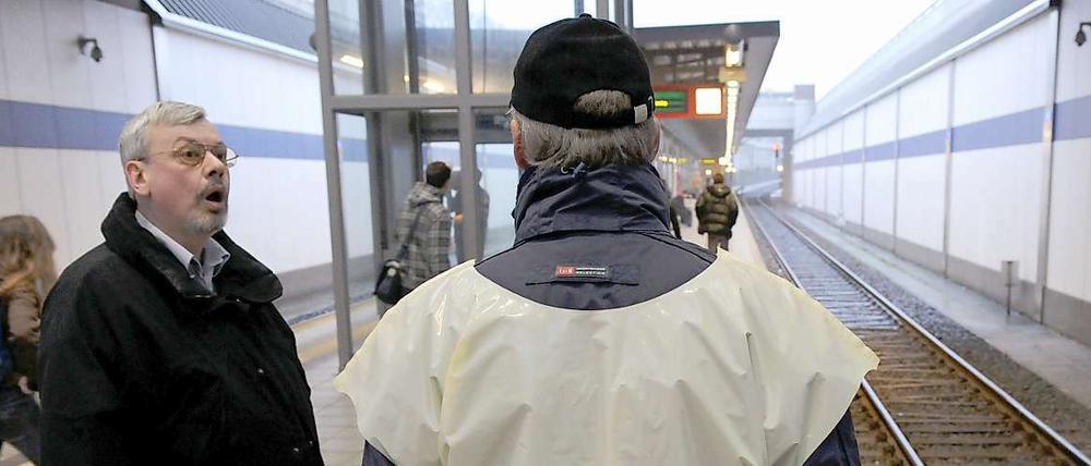 In der Diskussion: Ein streikender Lokführer besänftigt einen Fahrgast.
