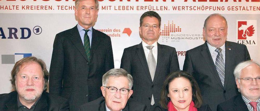 Sieben und ein Inhalt: Dieter Gorny (Musikindustrie), Harald Heker (Gema), Jürgen Doetz (VPRT), Alexander Skipis (Börsenverein des Buchhandels), Monika Piel (ARD), Steffen Kuchenreuther (Filmwirtschaft), Markus Schächter vom ZDF (v.l.n.r.). 