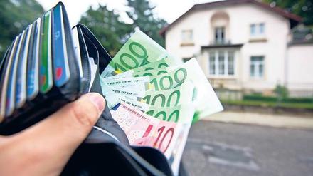 Das wird noch nicht ganz reichen. Hauskäufer müssen nach einem Versteigerungstermin in mehrfacher Hinsicht rasch handeln – und immer wieder vergleichen.
