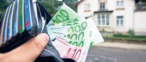 Das wird noch nicht ganz reichen. Hauskäufer müssen nach einem Versteigerungstermin in mehrfacher Hinsicht rasch handeln – und immer wieder vergleichen. 