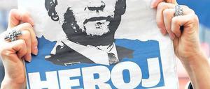 Ex-General als Vorbild. Eine Frau hält in Zagreb eine Zeitung hoch, in der Gotovina als Held bezeichnet wird. AFP