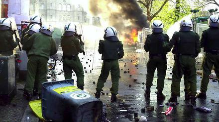 Jedes Jahr eskaliert die Gewalt. Die Zahl politische motivierter Straftaten sinkt zwar. Die Gewaltbereitschaft gegen Polizisten nimmt hingegen zu. Bei der berüchtigten Maidemo in Berlin eskaliert jedes Jahr die Gewalt.