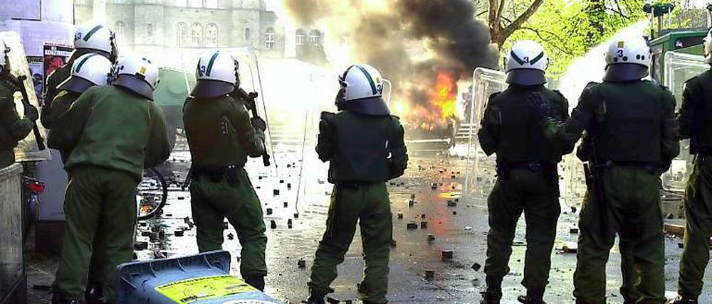 Jedes Jahr eskaliert die Gewalt. Die Zahl politische motivierter Straftaten sinkt zwar. Die Gewaltbereitschaft gegen Polizisten nimmt hingegen zu. Bei der berüchtigten Maidemo in Berlin eskaliert jedes Jahr die Gewalt. 
