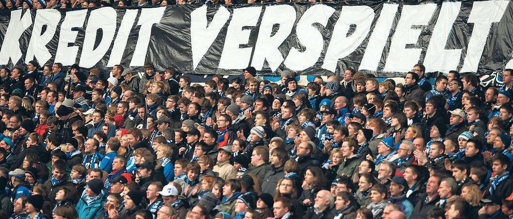 Auch bei den Fans verschuldet. Arminia Beielefeld spielt schlecht und muss sich jetzt von der DFL noch finanziell retten lassen. Schlimmer geht es nicht. Foto: dpa
