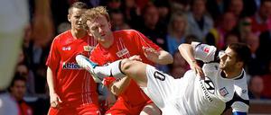 Dominic Peitz (Bildmitte) bleibt Unions Fans nicht über die Saison hinaus erhalten.