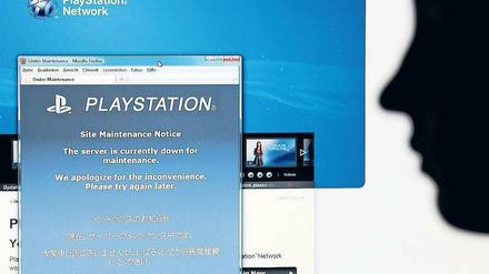 Das musste ja passieren. Eine Frau betrachtet die Website von Sony-Playstation mit dem Hinweis, dass der Server nicht erreichbar ist. Hacker haben Informationen von 77 Millionen Nutzern der Onlinedienste des Konzerns erbeutet. Es geht um Adressen, Passwörter und möglicherweise Kreditkartennummern. Immerhin, Nutzer können schon noch etwas für ihren persönlichen Datenschutz tun. Foto: dpa