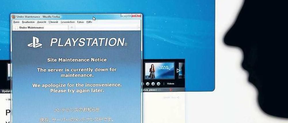 Das musste ja passieren. Eine Frau betrachtet die Website von Sony-Playstation mit dem Hinweis, dass der Server nicht erreichbar ist. Hacker haben Informationen von 77 Millionen Nutzern der Onlinedienste des Konzerns erbeutet. Es geht um Adressen, Passwörter und möglicherweise Kreditkartennummern. Immerhin, Nutzer können schon noch etwas für ihren persönlichen Datenschutz tun. Foto: dpa