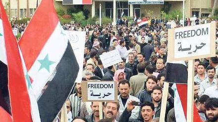 Protest. Demonstranten gehen in Douma, einem Trabantenvorort von Damaskus, auf die Straße. 