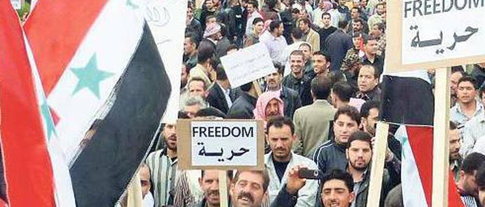 Protest. Demonstranten gehen in Douma, einem Trabantenvorort von Damaskus, auf die Straße.